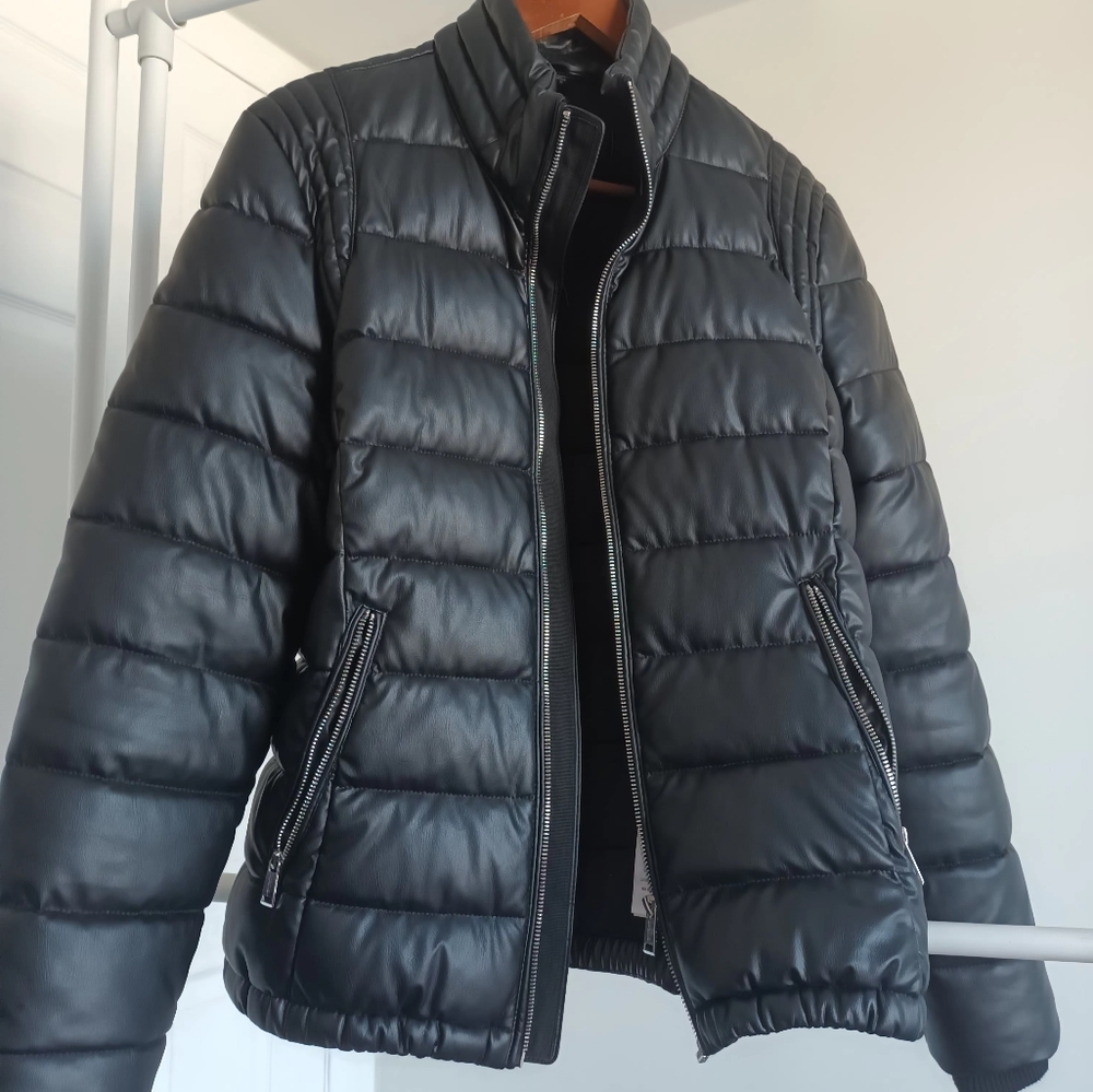 Guess puffer jacket Black only used once